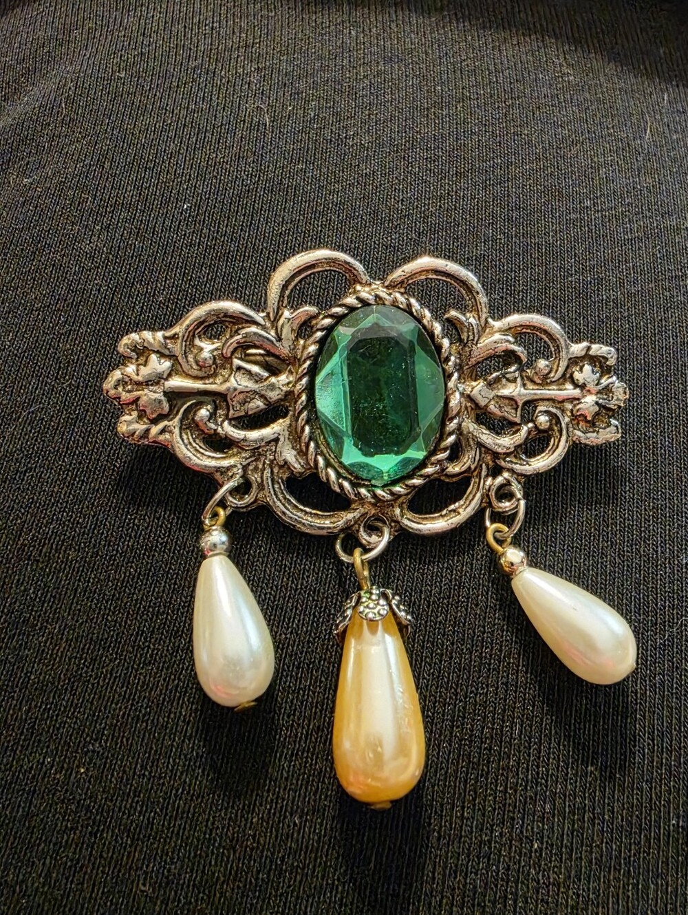 Vintage-Style Gold Brooch with Emerald Green Stone and Pearl Drops